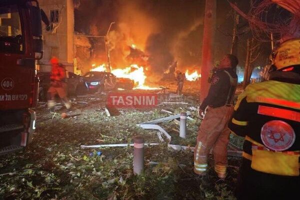 آثار اصابت موشک‌های سپاه پاسداران به منطقه گوش‌دان در اسرائیل - اسپوتنیک ایران  