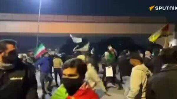 خبرنگار اسپوتنیک در عراق گزارش می‌دهد که اعتراضات در بغداد در مقابل دروازه‌های پل معلق منطقه سبز از سر گرفته شده است - اسپوتنیک ایران  