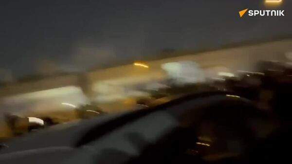 خبرنگار اسپوتنیک گزارش می دهد که معترضان در عراق تلاش می‌کنند تا با شکستن قفل وارد منطقه سبز شوند و به ساختمان سفارت آمریکا در داخل این منطقه برسند - اسپوتنیک ایران  