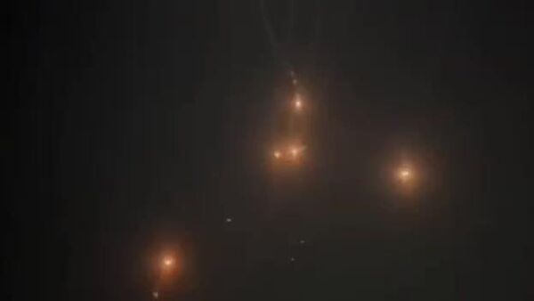 تصاویری از عبور موشک‌های ایرانی از سامانه پدافندی و اصابت به اسرائیل - اسپوتنیک ایران  