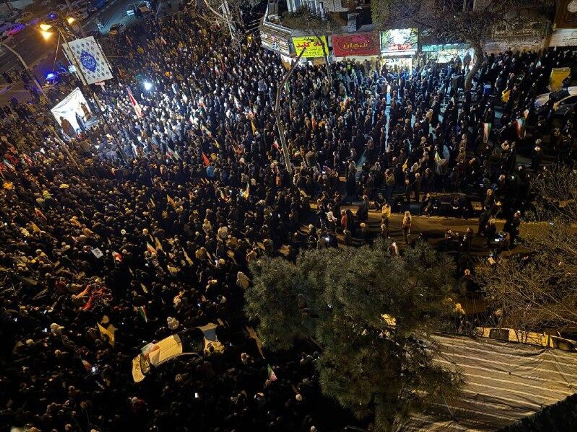 تصاویری از حضور گسترده مردم در فلکه دوم تهرانپارس - اسپوتنیک ایران  , 1920, 02.03.2026