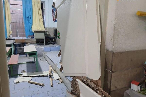 سخنگوی وزارت امور خارجه ایران، در یکی از مدارس آسیب دیده در حملات اسرائیل و آمریکا در تهران، جلسه توجیهی برگزار می‌کند - اسپوتنیک ایران  