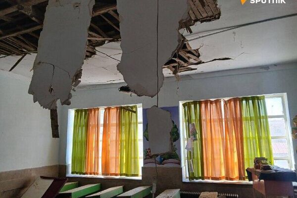 سخنگوی وزارت امور خارجه ایران، در یکی از مدارس آسیب دیده در حملات اسرائیل و آمریکا در تهران، جلسه توجیهی برگزار می‌کند - اسپوتنیک ایران  