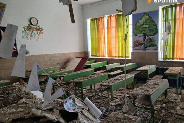 سخنگوی وزارت امور خارجه ایران، در یکی از مدارس آسیب دیده در حملات اسرائیل و آمریکا در تهران، جلسه توجیهی برگزار می‌کند - اسپوتنیک ایران  