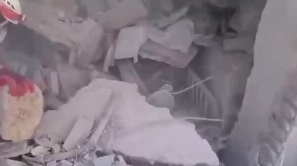 یک شهروند با تلاش امدادگران هلال احمر در کرمان زنده از زیر آوار بیرون کشیده شد - اسپوتنیک ایران  