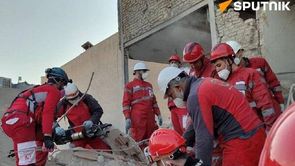 روایت امدادگر شهرری از نجات مصدوم زیر آوار تا آرام کردن لرز کودکان وحشت زده - اسپوتنیک ایران  