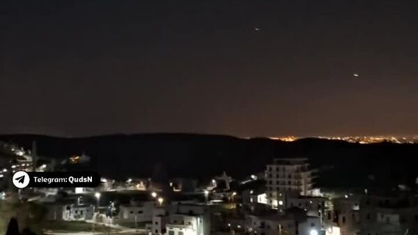 فعالیت پدافند هوایی در آسمان اسرائیل، بخشی از موشک‌ها نفوذ می‌کنند و معمولاً در مناطق باز سقوط می‌کنند - اسپوتنیک ایران  