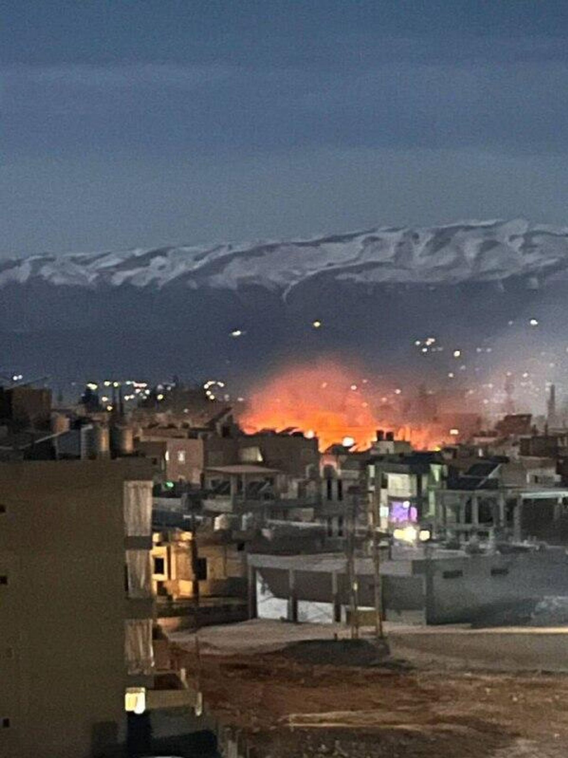 تصاویری از حمله هوایی اسرائیل به شهر بعلبک در شمال شرقی لبنان - اسپوتنیک ایران  , 1920, 04.03.2026