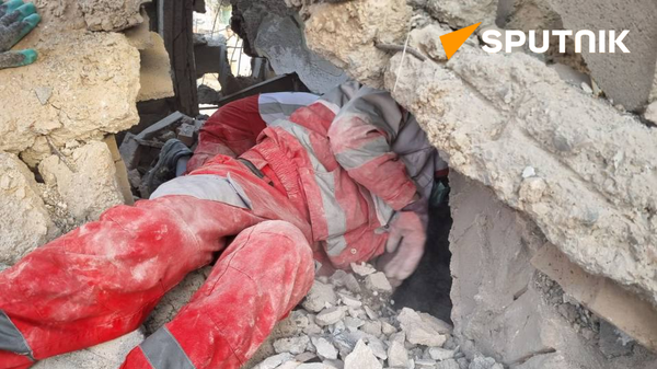 روایت امدادگر هلال احمر از لحظات نفس‌گیر نجات 4 نفر از ساختمان فروریخته - اسپوتنیک ایران  