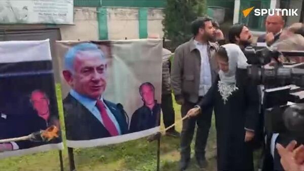 رئیس سابق ایالت جامو و کشمیر پوسترهای ترامپ، نتانیاهو و اپستین را آتش زد - اسپوتنیک ایران  