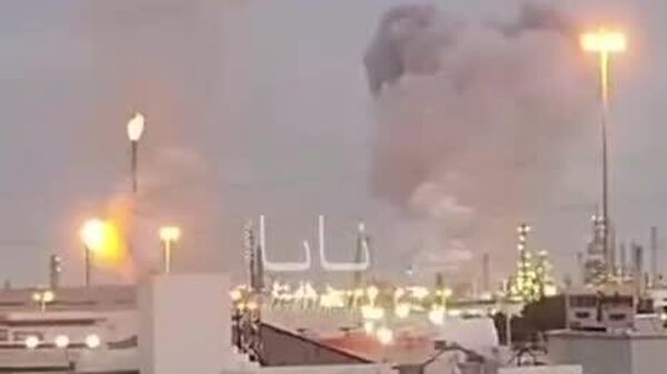 آتش‌سوزی و انفجار بعد از اصابت موشک‌های ایرانی به مواضع آمریکا در بحرین - اسپوتنیک ایران  