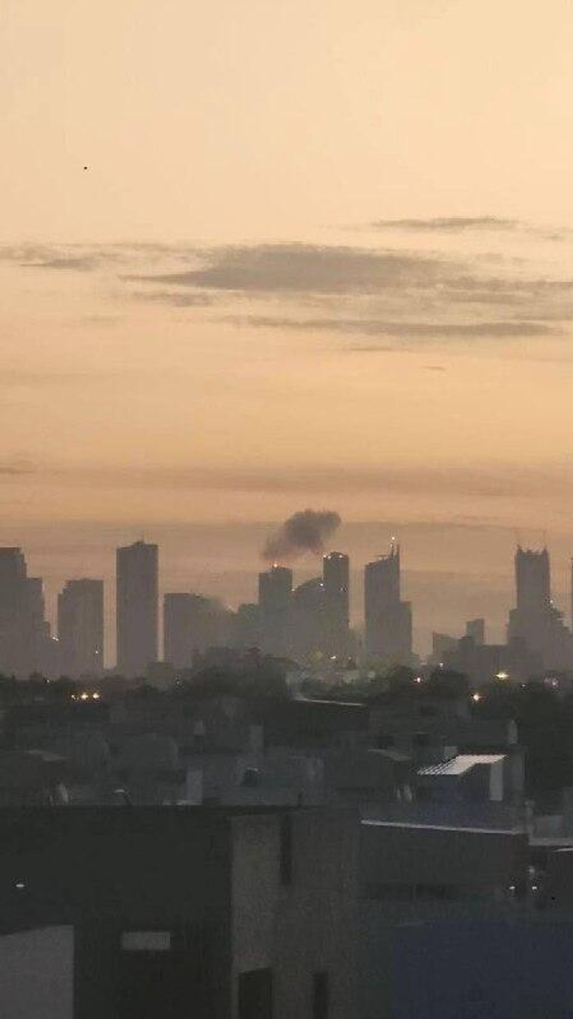 حمله پهپادی ایران به هتلی در پایتخت بحرین که گمان می‌رود تلاشی برای هدف قراردادن افسران آمریکایی ساکن آنجا باشد - اسپوتنیک ایران  , 1920, 06.03.2026