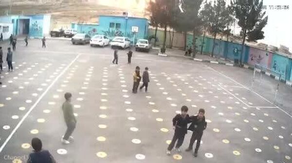 تصاویر دوربین مداربسته از حمله هوایی آمریکا و اسرائیل نزدیک به مدرسه پسرانه قزوین آبیک و شهادت یک نوجوان - اسپوتنیک ایران  