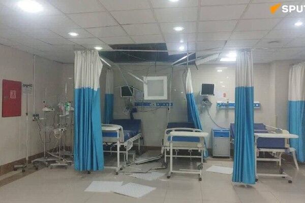 آسیب های جدی به بیمارستان امام علی(ع) اندیمشک در حملات عصر امروز، جمعه، 15 اسفندماه، آمریکا و اسرائیل به جمهوری اسلامی ایران و تخلیه این مرکز درمانی - اسپوتنیک ایران  