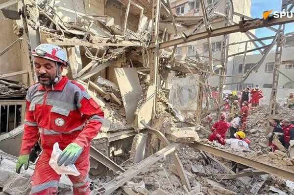 حملات گسترده به زیرساخت‌های غیرنظامی در ایران / رئیس هلال‌احمر: بیش از 6600 واحد غیرنظامی هدف قرار گرفته‌اند - اسپوتنیک ایران  