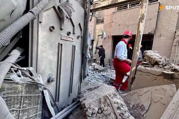 حملات گسترده به زیرساخت‌های غیرنظامی در ایران / رئیس هلال‌احمر: بیش از 6600 واحد غیرنظامی هدف قرار گرفته‌اند - اسپوتنیک ایران  