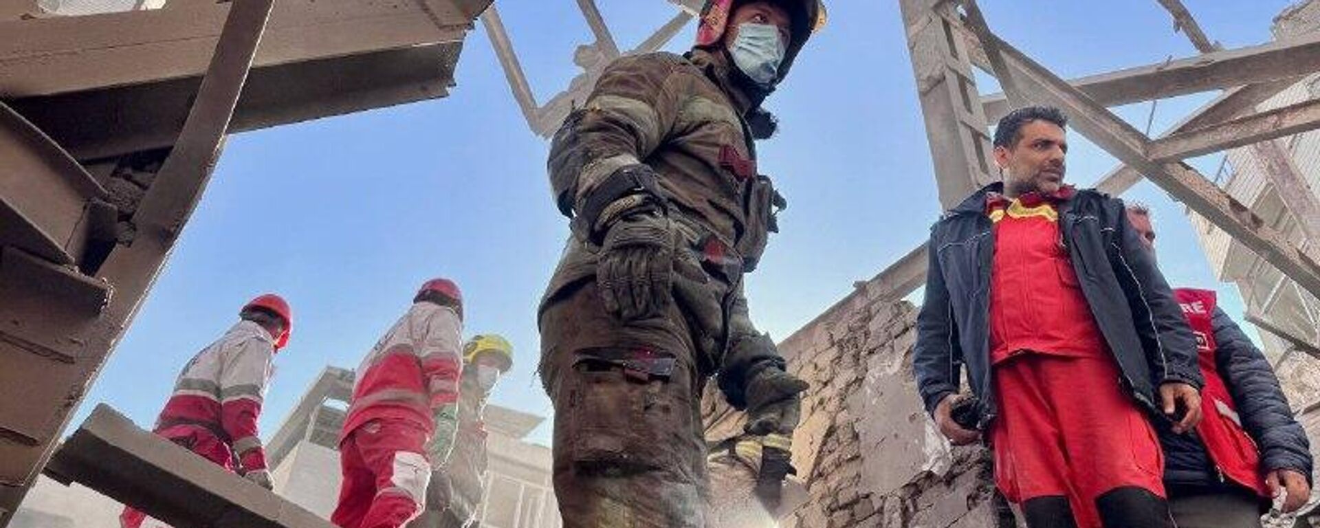 خبرنگار اسپوتنيك در تهران: تلاش امدادگران هلال احمر و آتش‌نشانی برای امدادرسانی و کمک به هموطنان آسیب دیده از حملات هوایی آمریکا و اسرائیل - اسپوتنیک ایران  , 1920, 07.03.2026