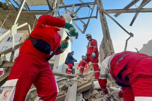 خبرنگار اسپوتنيك در تهران: تلاش امدادگران هلال احمر و آتش‌نشانی برای امدادرسانی و کمک به هموطنان آسیب دیده از حملات هوایی آمریکا و اسرائیل - اسپوتنیک ایران  