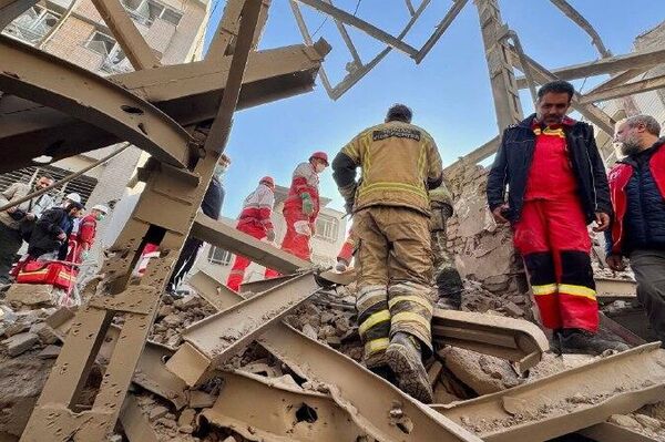 خبرنگار اسپوتنيك در تهران: تلاش امدادگران هلال احمر و آتش‌نشانی برای امدادرسانی و کمک به هموطنان آسیب دیده از حملات هوایی آمریکا و اسرائیل - اسپوتنیک ایران  