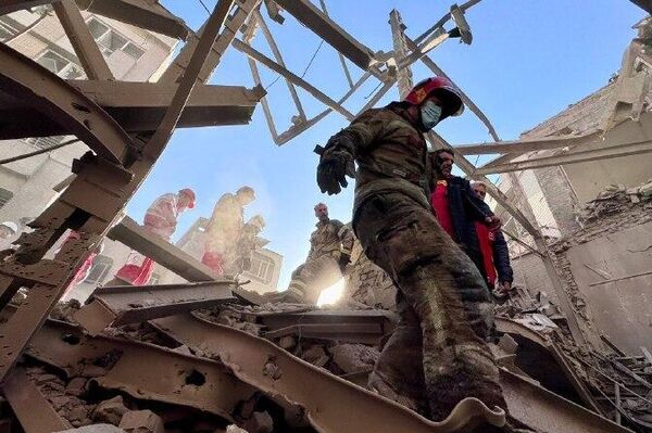 خبرنگار اسپوتنيك در تهران: تلاش امدادگران هلال احمر و آتش‌نشانی برای امدادرسانی و کمک به هموطنان آسیب دیده از حملات هوایی آمریکا و اسرائیل - اسپوتنیک ایران  