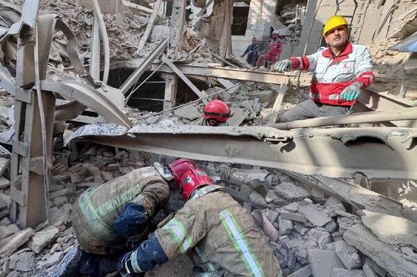 خبرنگار اسپوتنيك در تهران: تلاش امدادگران هلال احمر و آتش‌نشانی برای امدادرسانی و کمک به هموطنان آسیب دیده از حملات هوایی آمریکا و اسرائیل - اسپوتنیک ایران  