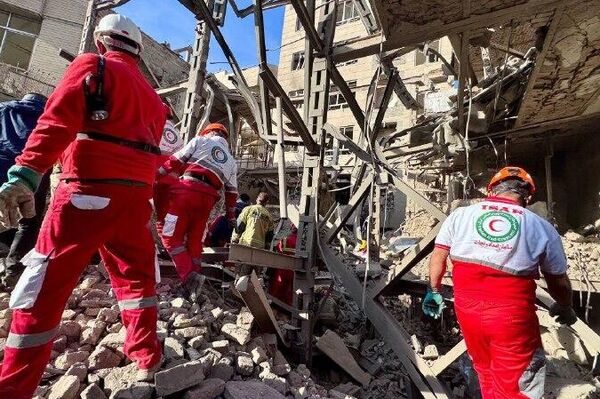 خبرنگار اسپوتنيك در تهران: تلاش امدادگران هلال احمر و آتش‌نشانی برای امدادرسانی و کمک به هموطنان آسیب دیده از حملات هوایی آمریکا و اسرائیل - اسپوتنیک ایران  