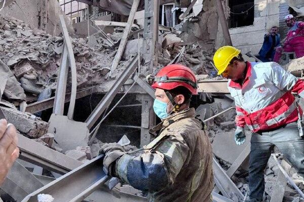 خبرنگار اسپوتنيك در تهران: تلاش امدادگران هلال احمر و آتش‌نشانی برای امدادرسانی و کمک به هموطنان آسیب دیده از حملات هوایی آمریکا و اسرائیل - اسپوتنیک ایران  