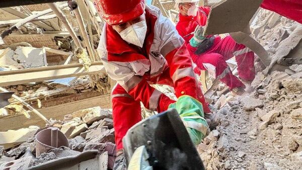 خبرنگار اسپوتنيك در تهران: تلاش امدادگران هلال احمر و آتش‌نشانی برای امدادرسانی و کمک به هموطنان آسیب دیده از حملات هوایی آمریکا و اسرائیل - اسپوتنیک ایران  