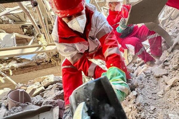 خبرنگار اسپوتنيك در تهران: تلاش امدادگران هلال احمر و آتش‌نشانی برای امدادرسانی و کمک به هموطنان آسیب دیده از حملات هوایی آمریکا و اسرائیل - اسپوتنیک ایران  