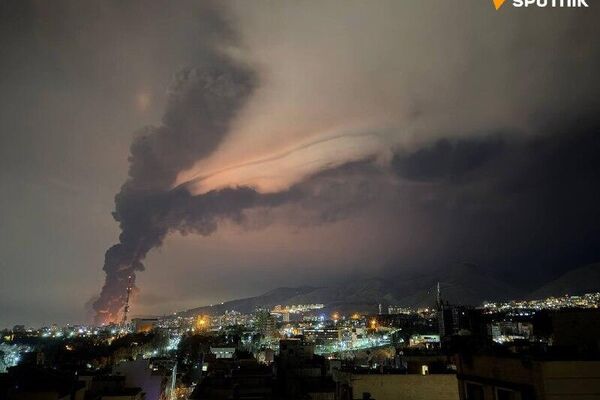 خبرنگار اسپوتنیک در تهران: انفجاری دیگر در انبار نفت شهران در غرب تهران رخ داد - اسپوتنیک ایران  