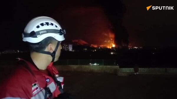 امدادگر هلال احمر از وضعیت حریق در انبار نفت غرب تهران پس از حملات هوایی میگوید - اسپوتنیک ایران  