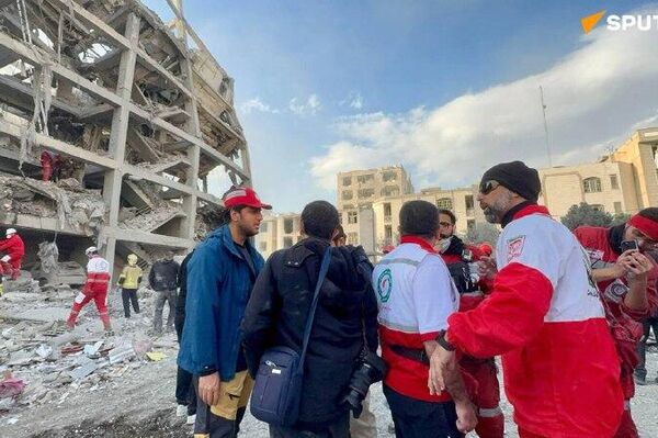 ویدیو نجات غیرنظامیان در تهران از نگاه یک امدادگر هلال احمر - اسپوتنیک ایران  