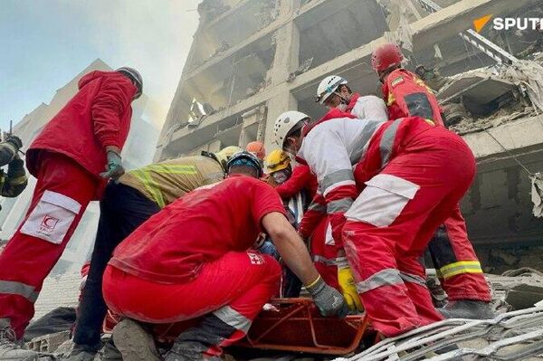 ویدیو نجات غیرنظامیان در تهران از نگاه یک امدادگر هلال احمر - اسپوتنیک ایران  