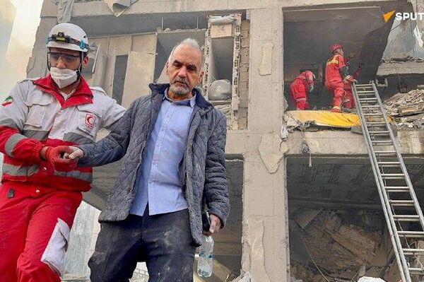 ویدیو نجات غیرنظامیان در تهران از نگاه یک امدادگر هلال احمر - اسپوتنیک ایران  