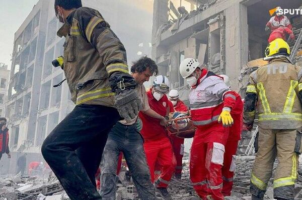 ویدیو نجات غیرنظامیان در تهران از نگاه یک امدادگر هلال احمر - اسپوتنیک ایران  