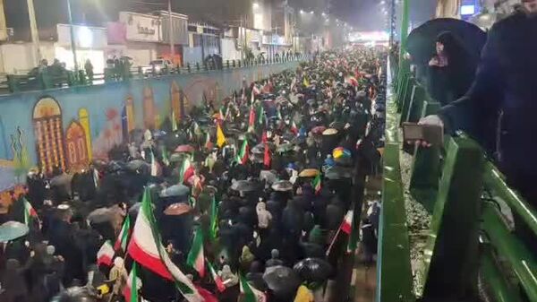 حضور حماسی مردم کرج در خیابان در هوای بارانی - اسپوتنیک ایران  