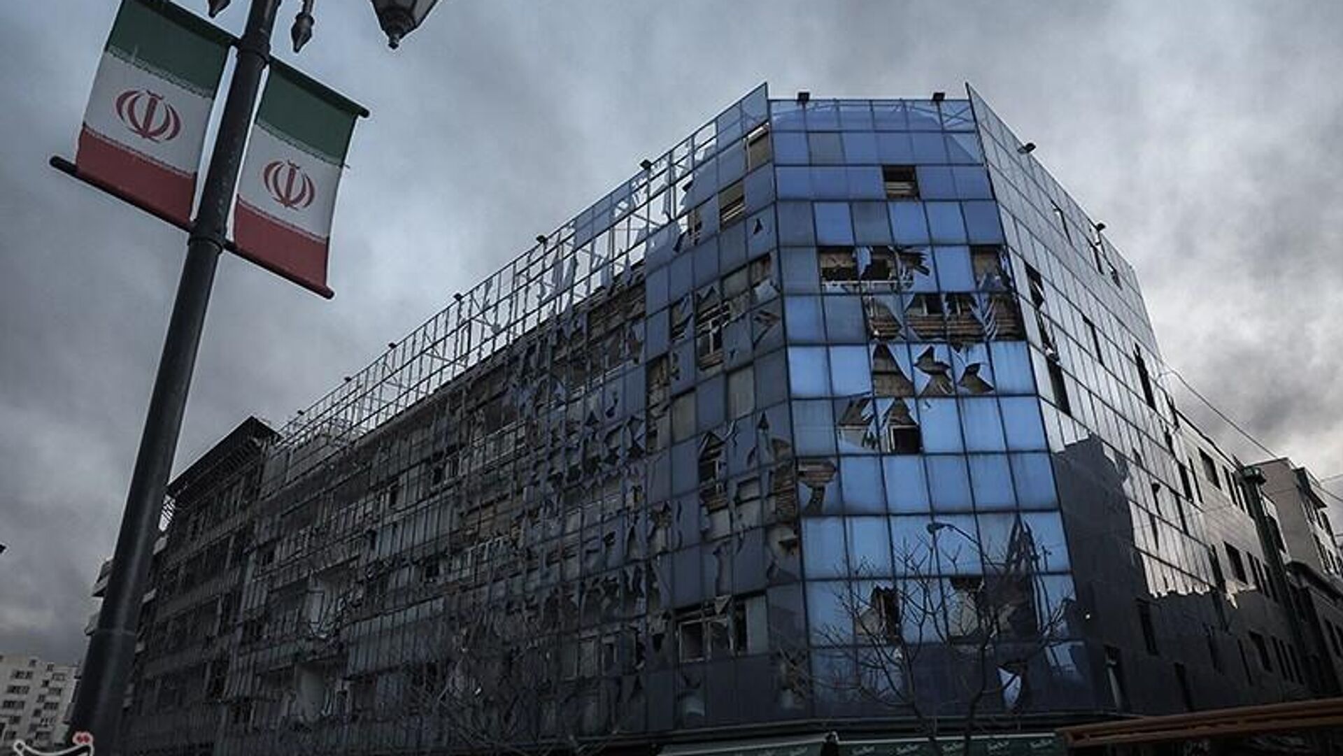 Поврежденное здание после авиаударов США и Израиля по площади Революции Поврежденное здание после авиаударов США и Израиля по площади Революции - اسپوتنیک ایران , 1920, 18.06.2026