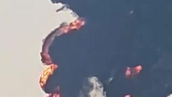 پس از حمله پهپادها به مخازن نفت، دود بر فراز بندر صلاله عمان به هوا برخاسته است - اسپوتنیک ایران  