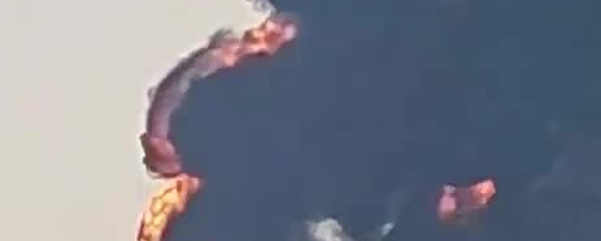 پس از حمله پهپادها به مخازن نفت، دود بر فراز بندر صلاله عمان به هوا برخاسته است پس از حمله پهپادها به مخازن نفت، دود بر فراز بندر صلاله عمان به هوا برخاسته است - اسپوتنیک ایران , 1920, 11.03.2026