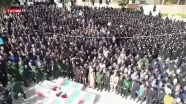 تشییع پیکر 6 شهید حملات آمریکایی ـ صهیونی در خرم‌آباد - اسپوتنیک ایران  