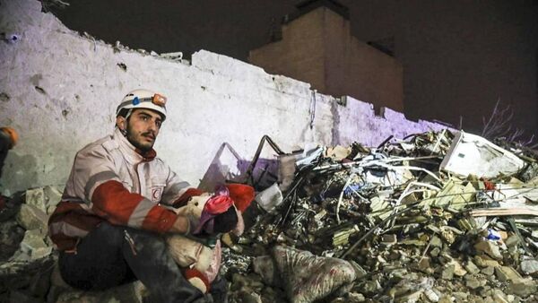 از عروسک‌های خاک‌گرفته تا فریاد خانواده‌ها؛ روایت یک امدادگر از صحنه‌های دردناک تهران - اسپوتنیک ایران  