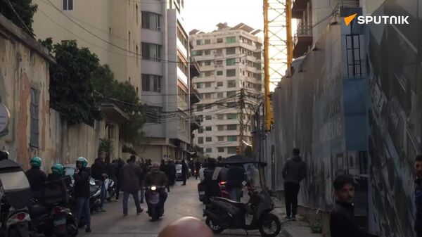 لحظه اصابت حمله هوایی اسرائیل به ساختمانی در بیروت، پایتخت لبنان در محله الخندق الغمیق - اسپوتنیک ایران  