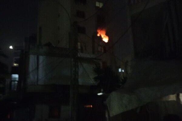 فیلمی که در فضای مجازی منتشر شده، حمله هوایی اسرائیل به آپارتمانی در منطقه نبعه در برج حمود، در حومه شمالی بیروت را نشان می‌دهد - اسپوتنیک ایران  