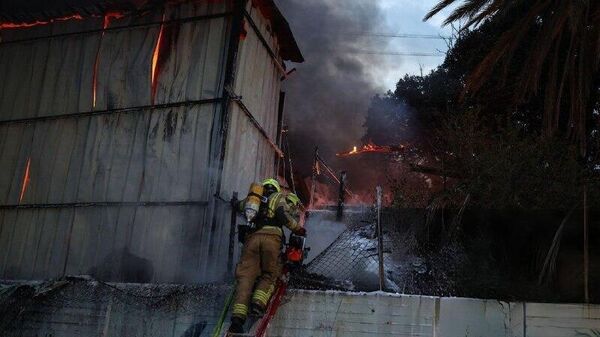 آتش‌سوزی گسترده در یک کارخانه در شهر حولون در جنوب تل‌آویو در پی اصابت موشک ایرانی - اسپوتنیک ایران  