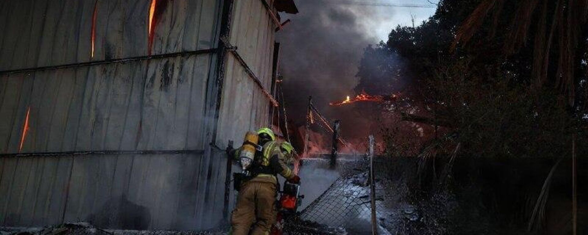 آتش‌سوزی گسترده در یک کارخانه در شهر حولون در جنوب تل‌آویو در پی اصابت موشک ایرانی - اسپوتنیک ایران  , 1920, 13.03.2026