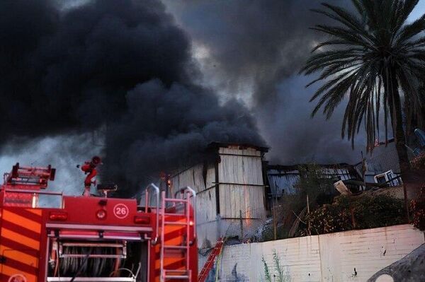 آتش‌سوزی گسترده در یک کارخانه در شهر حولون در جنوب تل‌آویو در پی اصابت موشک ایرانی - اسپوتنیک ایران  