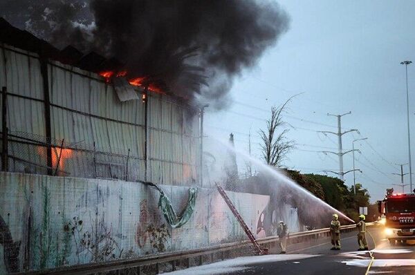 آتش‌سوزی گسترده در یک کارخانه در شهر حولون در جنوب تل‌آویو در پی اصابت موشک ایرانی - اسپوتنیک ایران  