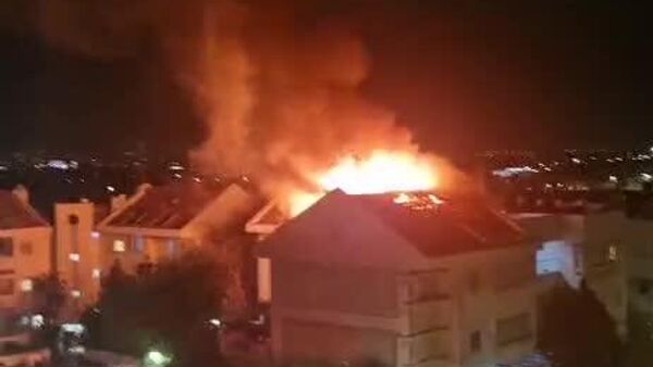 تصاویری از آتش سوزی در یک ساختمان هدف قرار گرفته توسط موشک‌های ایرانی در جنوب شرق تل آویو - اسپوتنیک ایران  