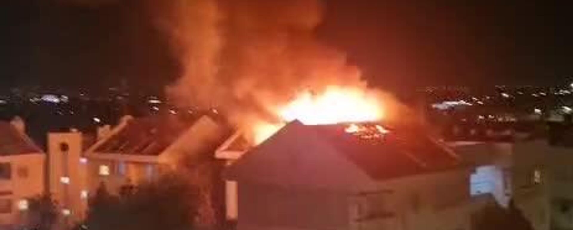 تصاویری از آتش سوزی در یک ساختمان هدف قرار گرفته توسط موشک‌های ایرانی در جنوب شرق تل آویو - اسپوتنیک ایران  , 1920, 13.03.2026