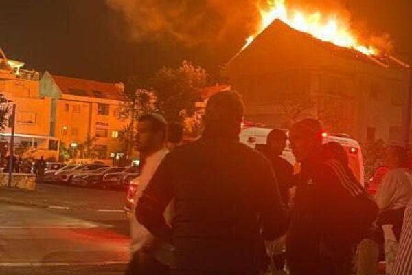 تصاویری از آتش سوزی در یک ساختمان هدف قرار گرفته توسط موشک‌های ایرانی در جنوب شرق تل آویو - اسپوتنیک ایران  